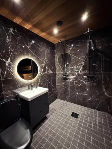 Ένα μπάνιο στο Brand new luxury house Villa puomikuja