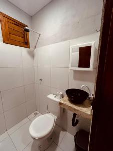 Ένα μπάνιο στο Suítes duplas e triplas com piscina em Fortim