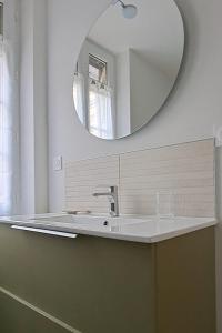 Ένα μπάνιο στο La porte Bleue - appartement juste rénové - très propre - grand confort - lumineux - calme - centre historique