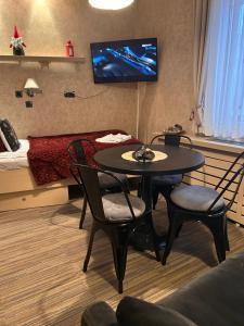 TV a/nebo společenská místnost v ubytování Tri-M Konaci