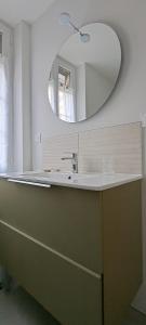 Ένα μπάνιο στο La porte Bleue - appartement juste rénové - très propre - grand confort - lumineux - calme - centre historique