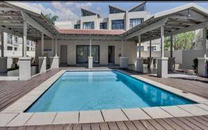 Bazén v ubytování Cozy studio nebo v jeho okolí