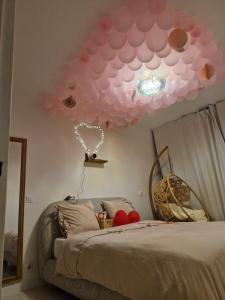 Voodi või voodid majutusasutuse Un spa privatif à 20 minutes de paris toas