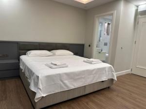 Ένα ή περισσότερα κρεβάτια σε δωμάτιο στο Modern Villa with Heated Private Pool - Antalya Lara