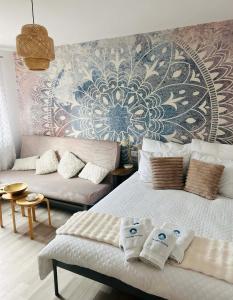 ein Schlafzimmer mit zwei Betten und einem Wandbild in der Unterkunft Kawałek Świata - pokoje nad morzem in Darłowo + 9 Fotos