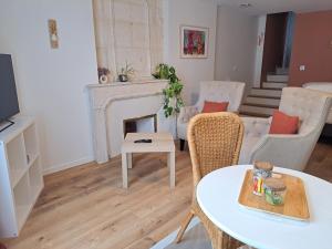 Χώρος καθιστικού στο La porte Bleue - appartement juste rénové - très propre - grand confort - lumineux - calme - centre historique