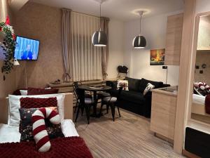 TV a/nebo společenská místnost v ubytování Tri-M Konaci