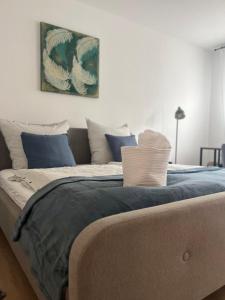 锡根Elegantes Zimmer in historischer Villa in Siegen-Eiserfeld的卧室里有一张大床，配有蓝色枕头