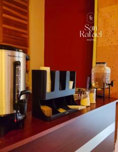 un bancone da cucina con una macchina per il caffè e un piano di lavoro con di Hotel San Rafael a Querétaro Altre 21 foto