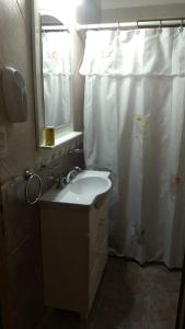 a bathroom with a sink and a shower with a mirror at okin 11 flores in Costa del Este