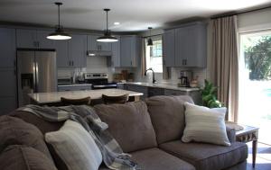 Køkken eller tekøkken på Longleaf Retreat- Saltwater Pool