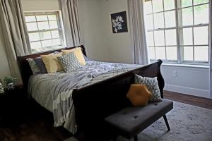 En eller flere senge i et værelse på Longleaf Retreat- Saltwater Pool + 20 billeder