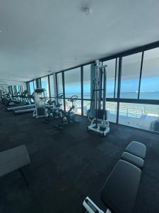 ein Fitnessstudio auf dem Dach eines Gebäudes in der Unterkunft Simple y Luxury in Progreso