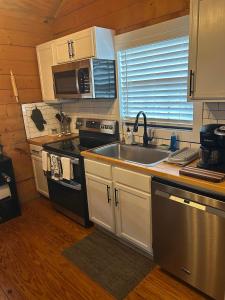 Η κουζίνα ή μικρή κουζίνα στο HoneyComb Hideouts Bearly BeeHavin cabin