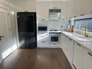 Η κουζίνα ή μικρή κουζίνα στο Modern Villa with Heated Private Pool - Antalya Lara