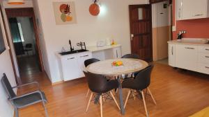 eine Küche mit Tisch und Stühlen in einem Zimmer in der Unterkunft Osvalley Résidence in Basse-Terre + 5 Fotos