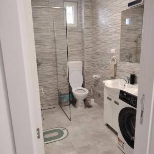 Et badeværelse på Elena Airport Apartments + 21 billeder