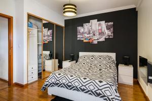 Ένα ή περισσότερα κρεβάτια σε δωμάτιο στο Apartamento para 6 hóspedes em Queluz próximo Lisboa,Sintra e Cascais