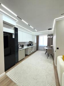 Η κουζίνα ή μικρή κουζίνα στο Красивая трёхкомнатная квартира