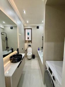 Ένα μπάνιο στο Красивая трёхкомнатная квартира +4 φωτογραφίες