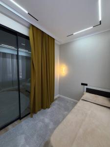 Ένα ή περισσότερα κρεβάτια σε δωμάτιο στο Красивая трёхкомнатная квартира