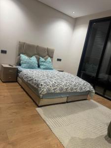 Un pat sau paturi într-o cameră la Superbe T2 moderne au cœur du Maarif Confort & Style