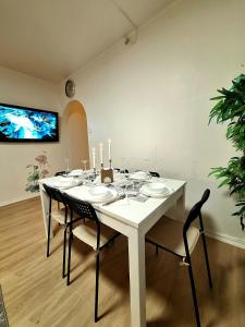 Dali 3 Ultra Central Stavanger City في ستافانغر: غرفة طعام مع طاولة بيضاء وكراسي