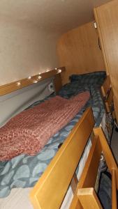 un letto sul retro di una barca di Wohnwagen mit feststehendem Vorzelt a Fehmarn