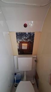 bagno con servizi igienici in una piccola camera di Wohnwagen mit feststehendem Vorzelt a Fehmarn Altre 23 foto