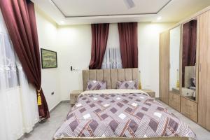 Una cama o camas en una habitación de AkraNova Apartments