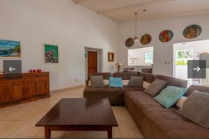 拉贡Nos Yemaya, 2BR, Pool, walking distance from Playa Lagun的带沙发和咖啡桌的客厅