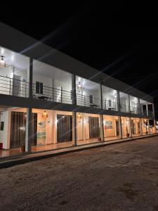 ein großes Gebäude mit vielen Fenstern in der Nacht in der Unterkunft Asas da Maré Pousada in Bragança + 10 Fotos