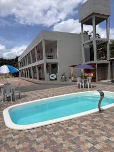 ein Schwimmbad vor einem Gebäude in der Unterkunft Asas da Maré Pousada in Bragança
