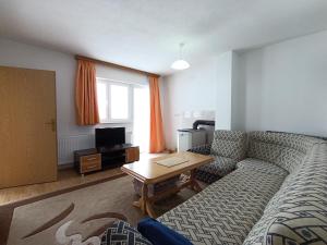 ŠišavaにあるPlaninska Draga Vlašićのソファとテーブルのあるリビングルーム