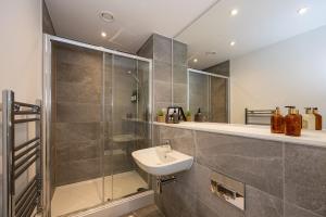 Koupelna v ubytování Royal Ebony by Smithstone properties