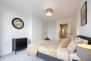 Postel nebo postele na pokoji v ubytování Royal Ebony by Smithstone properties