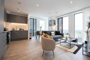 Kuchyň nebo kuchyňský kout v ubytování Royal Ebony by Smithstone properties