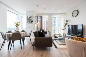 TV a/nebo společenská místnost v ubytování Royal Ebony by Smithstone properties