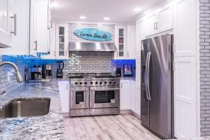 Nhà bếp/bếp nhỏ tại Luxury 3-Bedroom Condo Steps from Cocoa Beach