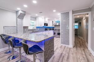 Nhà bếp/bếp nhỏ tại Luxury 3-Bedroom Condo Steps from Cocoa Beach