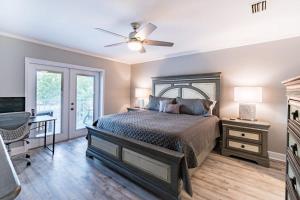 Giường trong phòng chung tại Luxury 3-Bedroom Condo Steps from Cocoa Beach