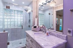 Phòng tắm tại Luxury 3-Bedroom Condo Steps from Cocoa Beach +27 ảnh