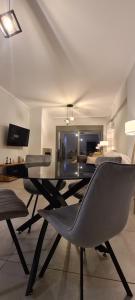 TV a/nebo společenská místnost v ubytování Eleusis luxury flat 2