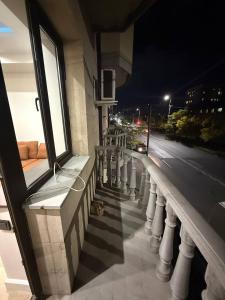 Aghk'ilisacozy and warm apartment的阳台享有街道的景色。
