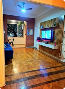 TV a/nebo společenská místnost v ubytování Quarto com Anfitriã em Copa