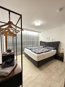 Ένα ή περισσότερα κρεβάτια σε δωμάτιο στο Ferienhaus Allgäu in Center Parc Nähe - Stadtnah - Parkplatz - Balkon