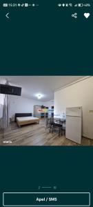 home stay في Ghanpokhara: غرفة معيشة مع أريكة وطاولة