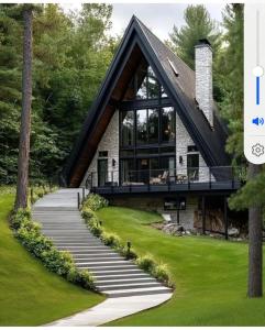 home stay في Ghanpokhara: منزل بسقف اسود وممشى