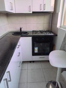 home stay في Ghanpokhara: مطبخ صغير مع موقد ومغسلة