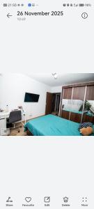 home stay في Ghanpokhara: غرفة نوم بها سرير ومكتب وتلفزيون